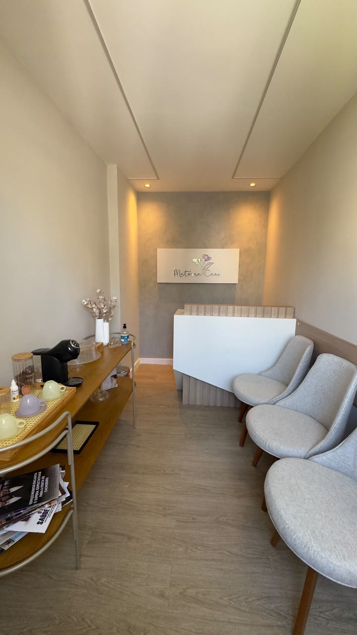 Recepção da Materna Care com poltronas e balcão